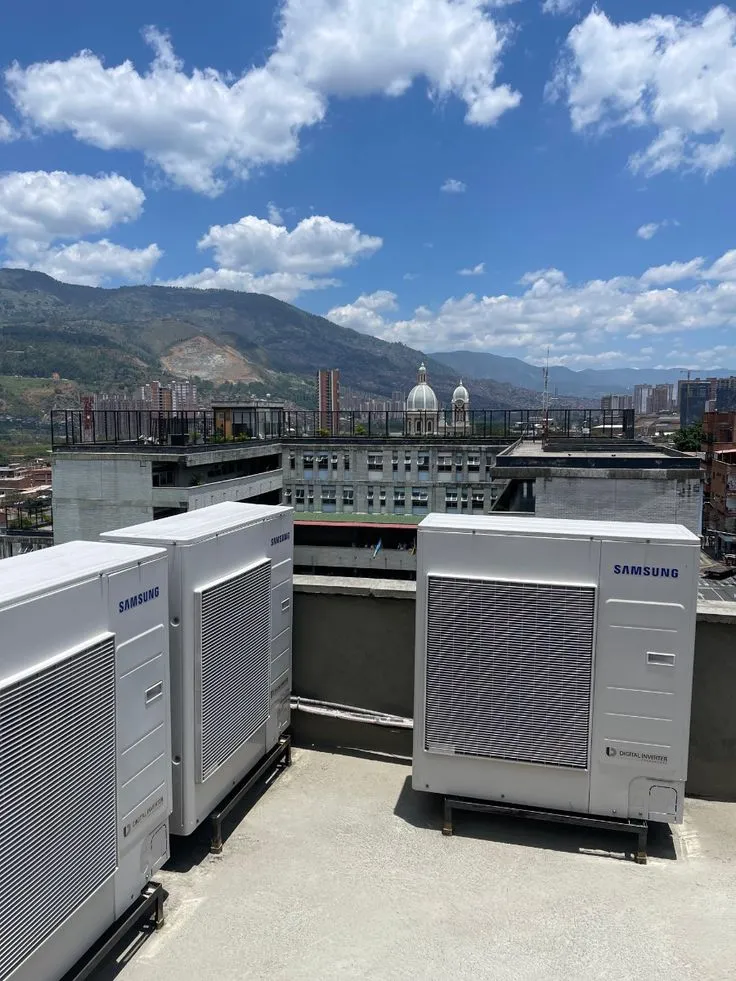 Unidades exteriores Samsung instaladas por Go Ambient en una cubierta de Medellín