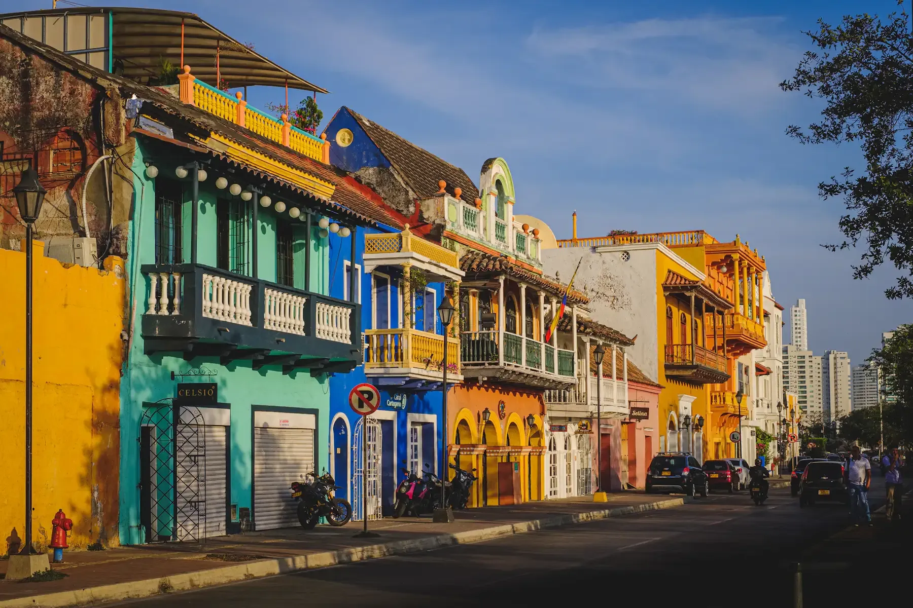 Casas coloniales con balcones en una calle de Cartagena de Indias