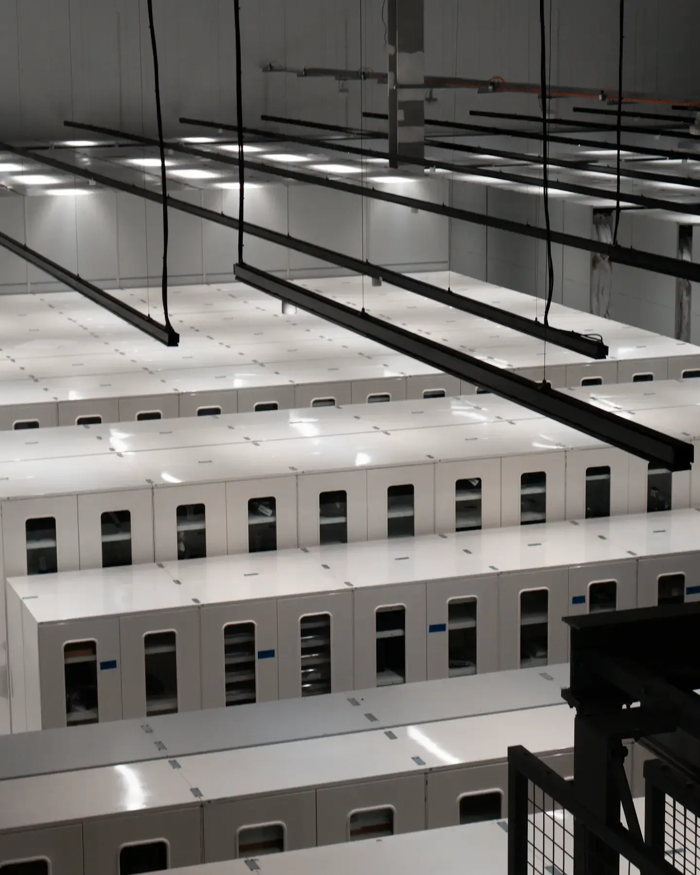 Sala técnica con filas de gabinetes blancos