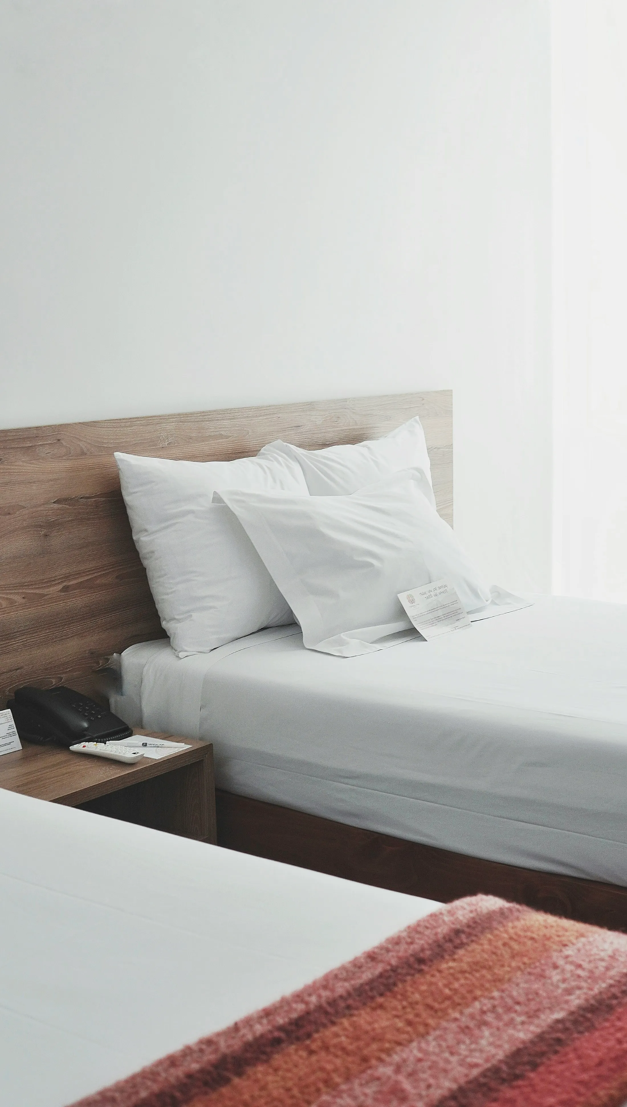 Habitación de hotel con camas tendidas en blanco