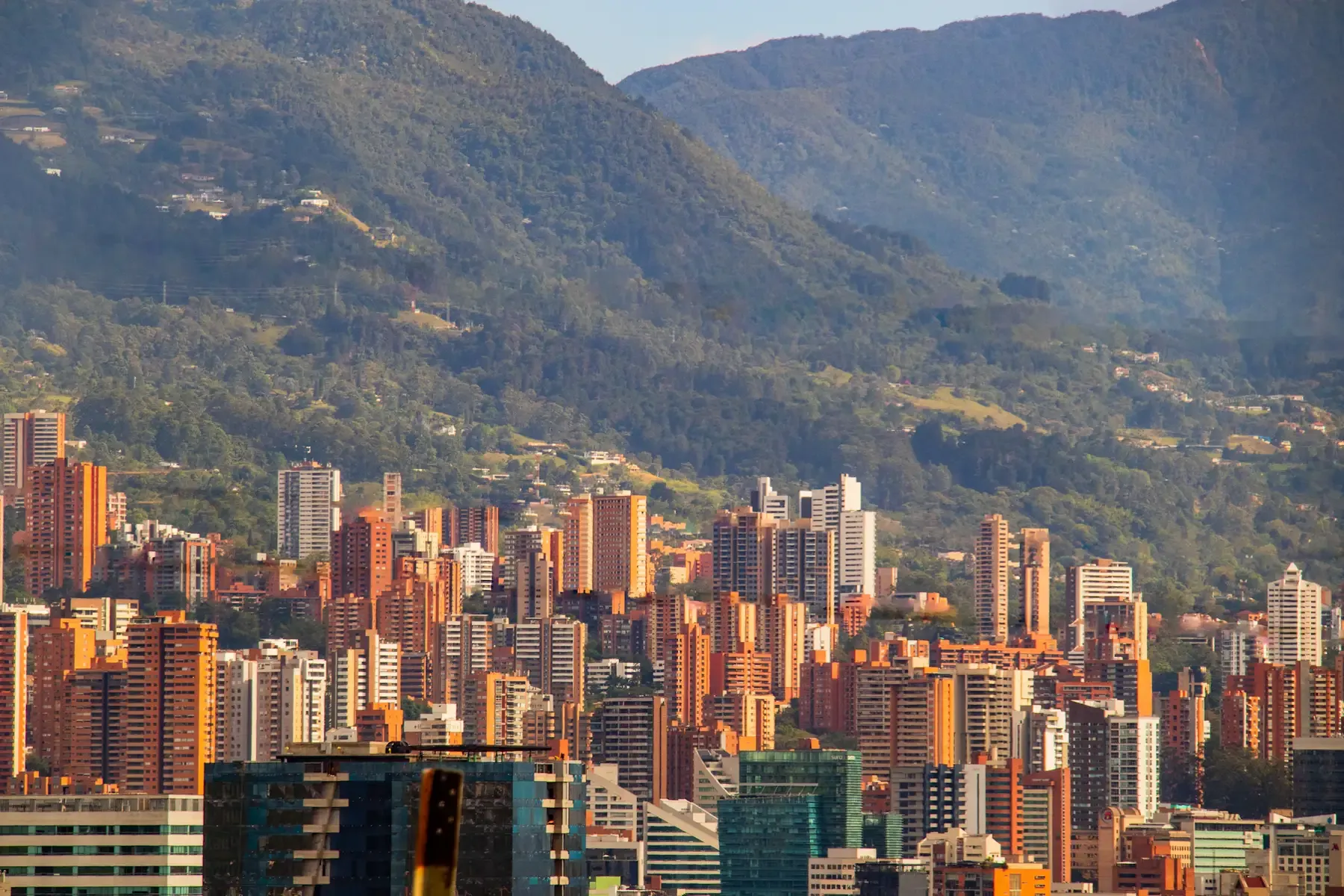 Edificios de Medellín al pie de las montañas del valle de Aburrá