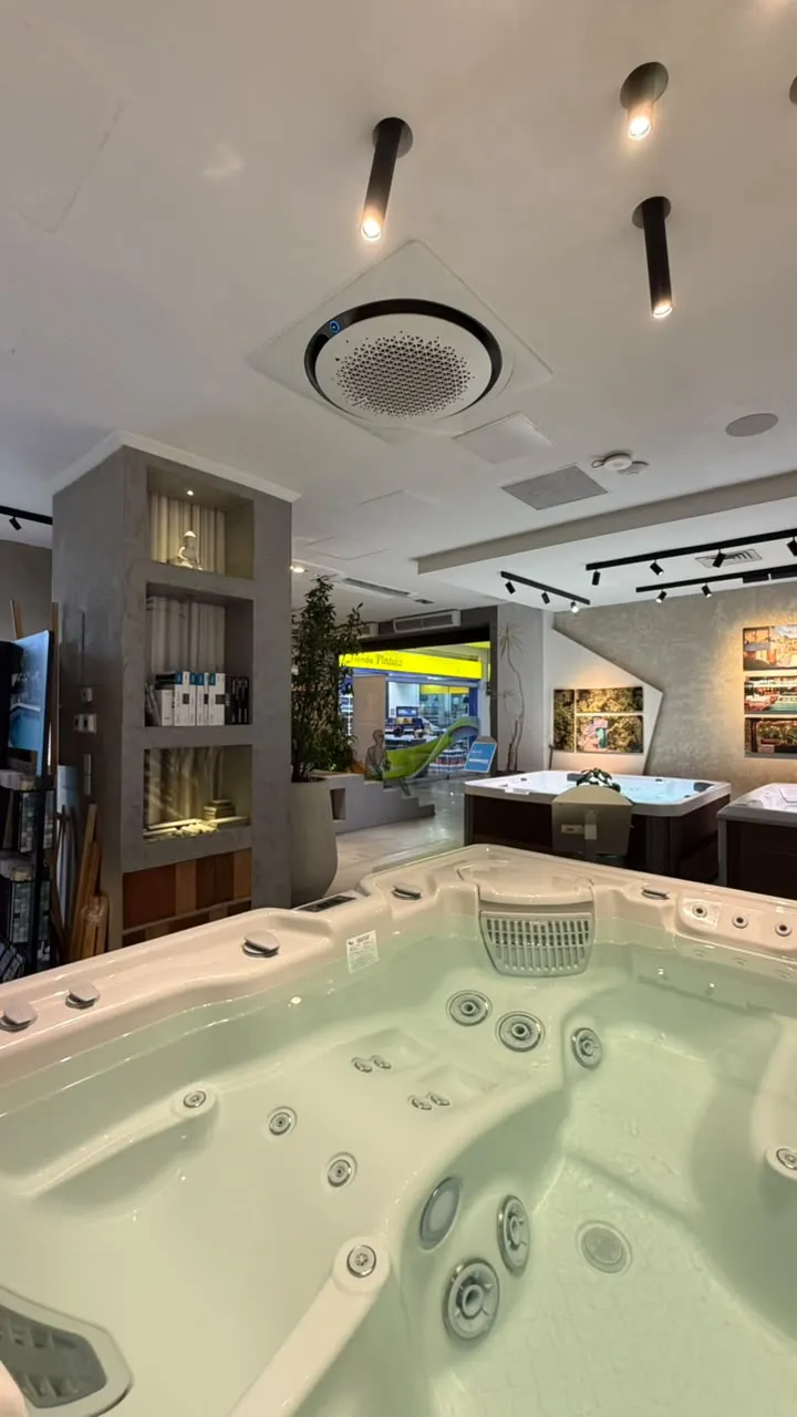 Jacuzzi en exhibición con un cassette 360 Samsung en el techo de la sala de experiencia