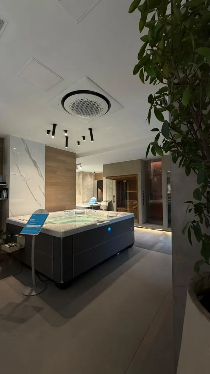 Sala de experiencia de Go Ambient: cassette 360 Samsung en el techo, sobre un jacuzzi, con una sauna al fondo
