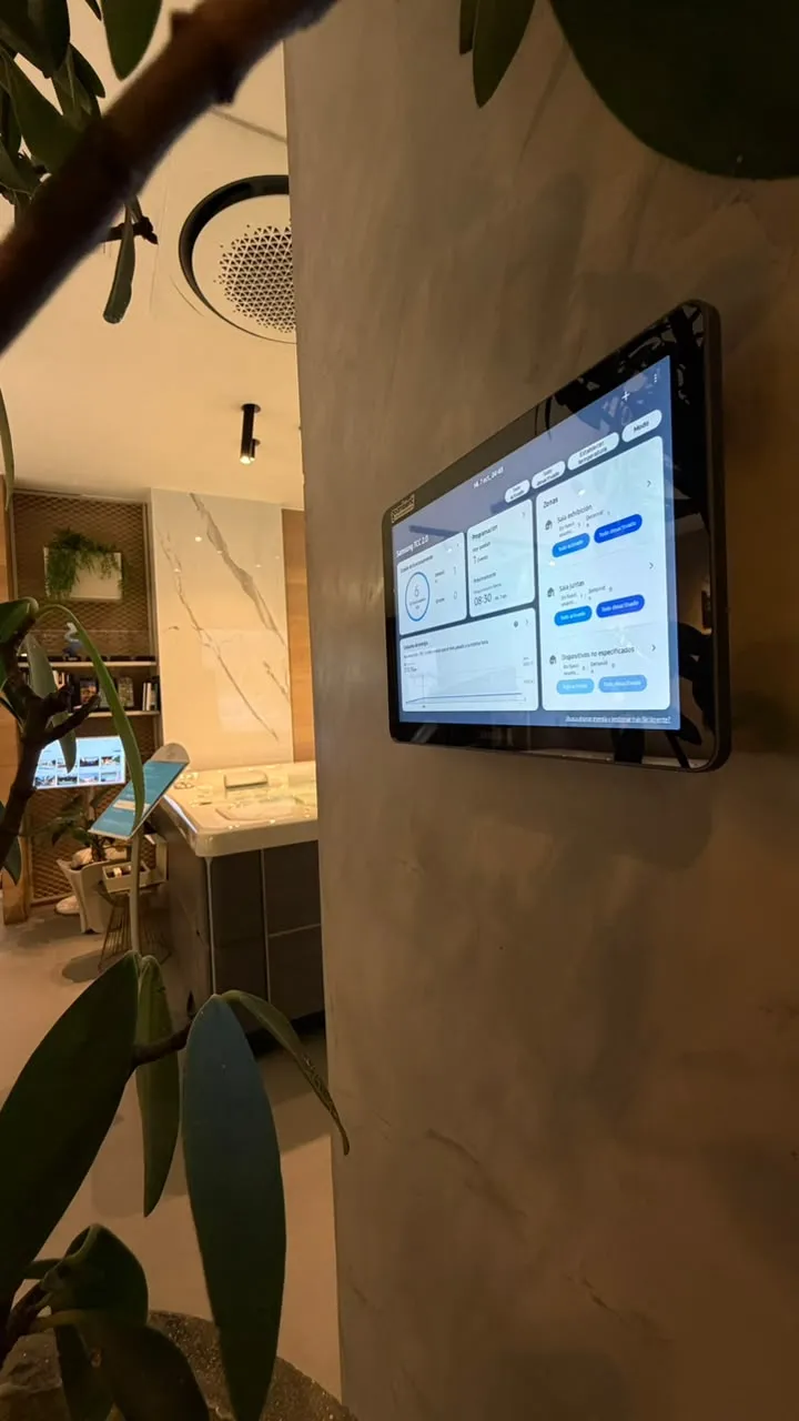 Pantalla en la pared de la sala de experiencia con el control de la climatización por zonas