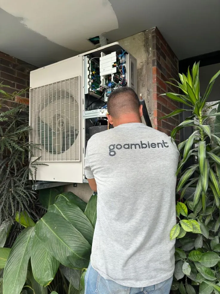 Técnico de Go Ambient revisando una unidad condensadora