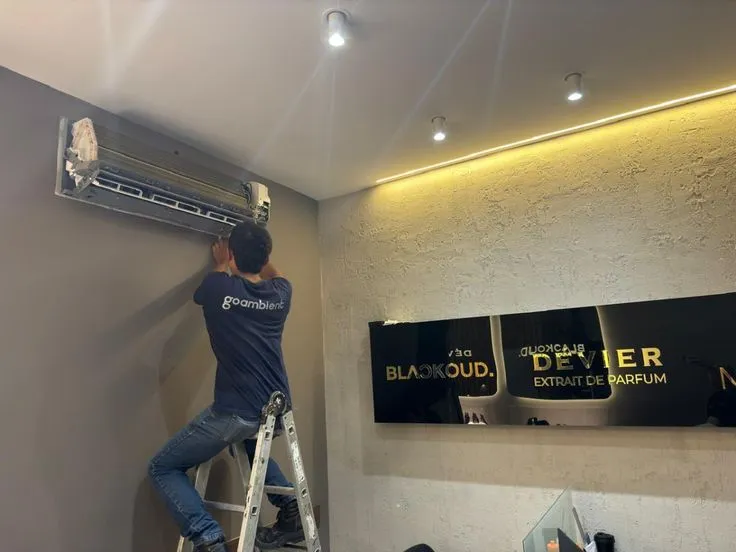 Técnico de Go Ambient instalando un equipo en la boutique Dévier