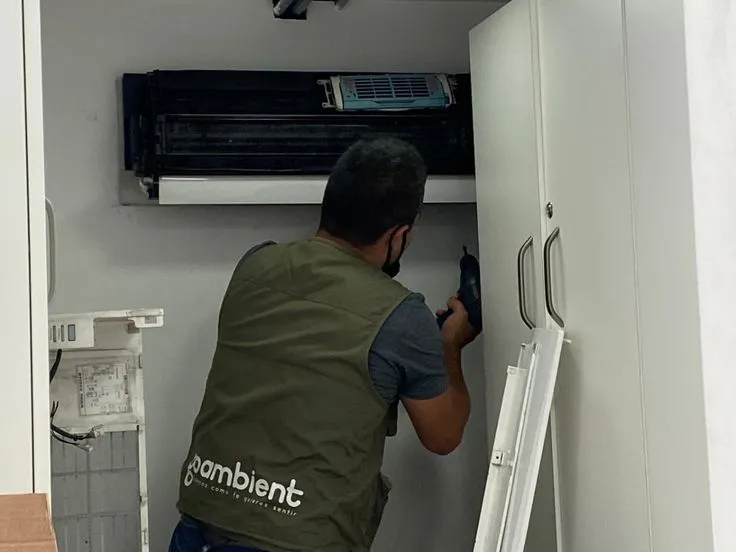 Técnico de Go Ambient instalando una unidad interior de aire acondicionado